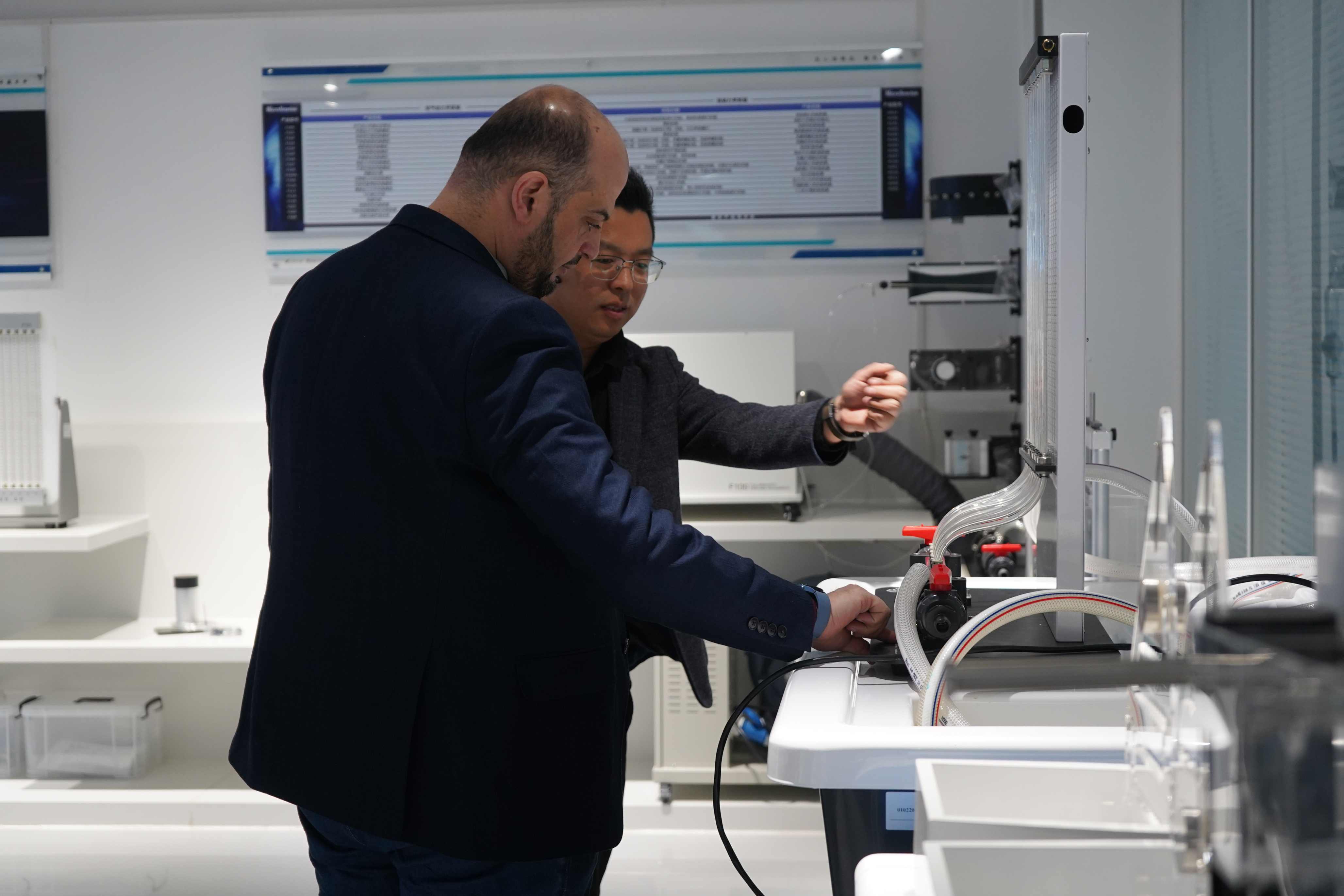 Bombas en serie y en paralelo Dispositivo experimental Mecánica de fluidos Equipo de laboratorio docente universitario 