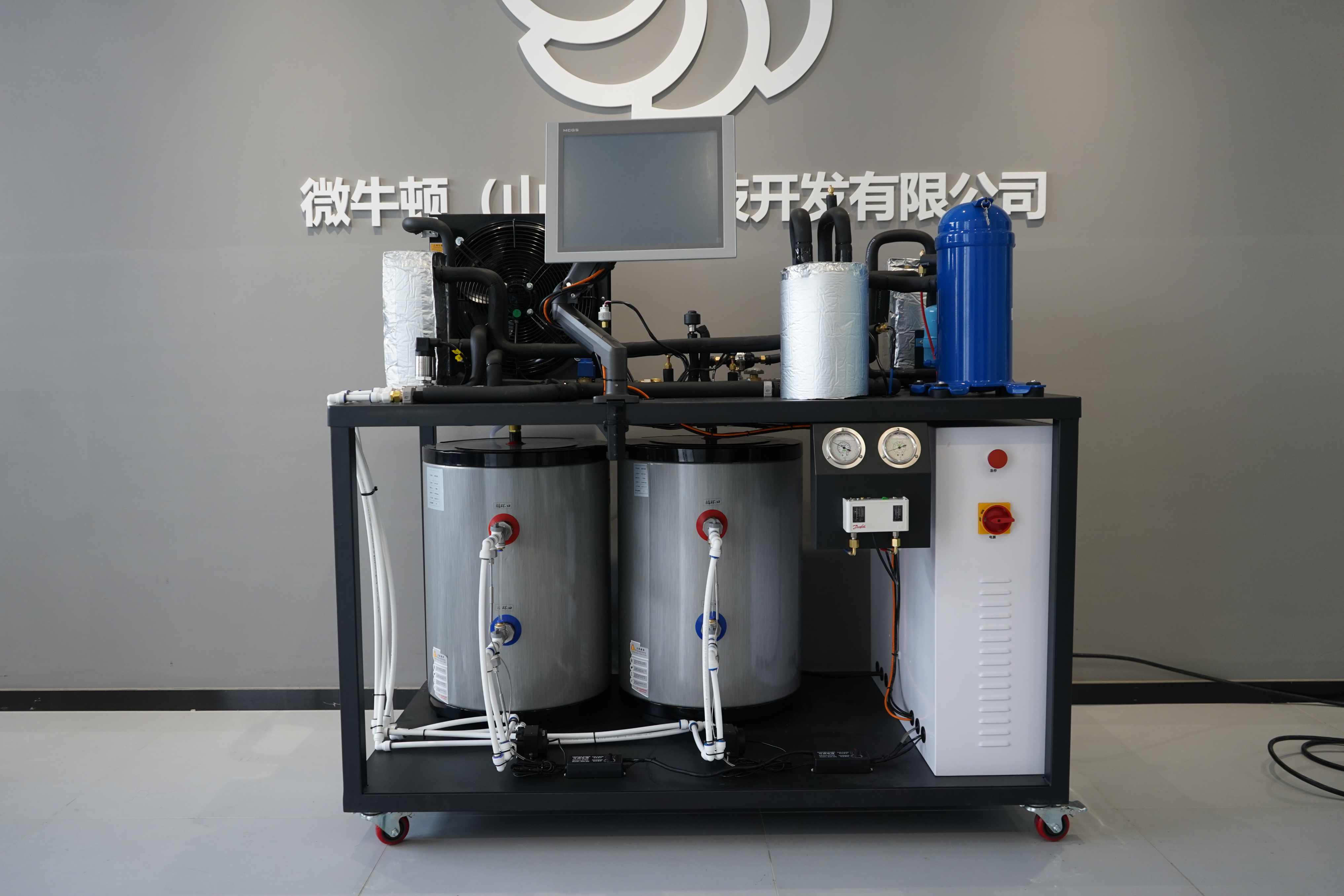 Sistema experimental de bomba de calor multifuncional de alta temperatura para educación en ingeniería energética 