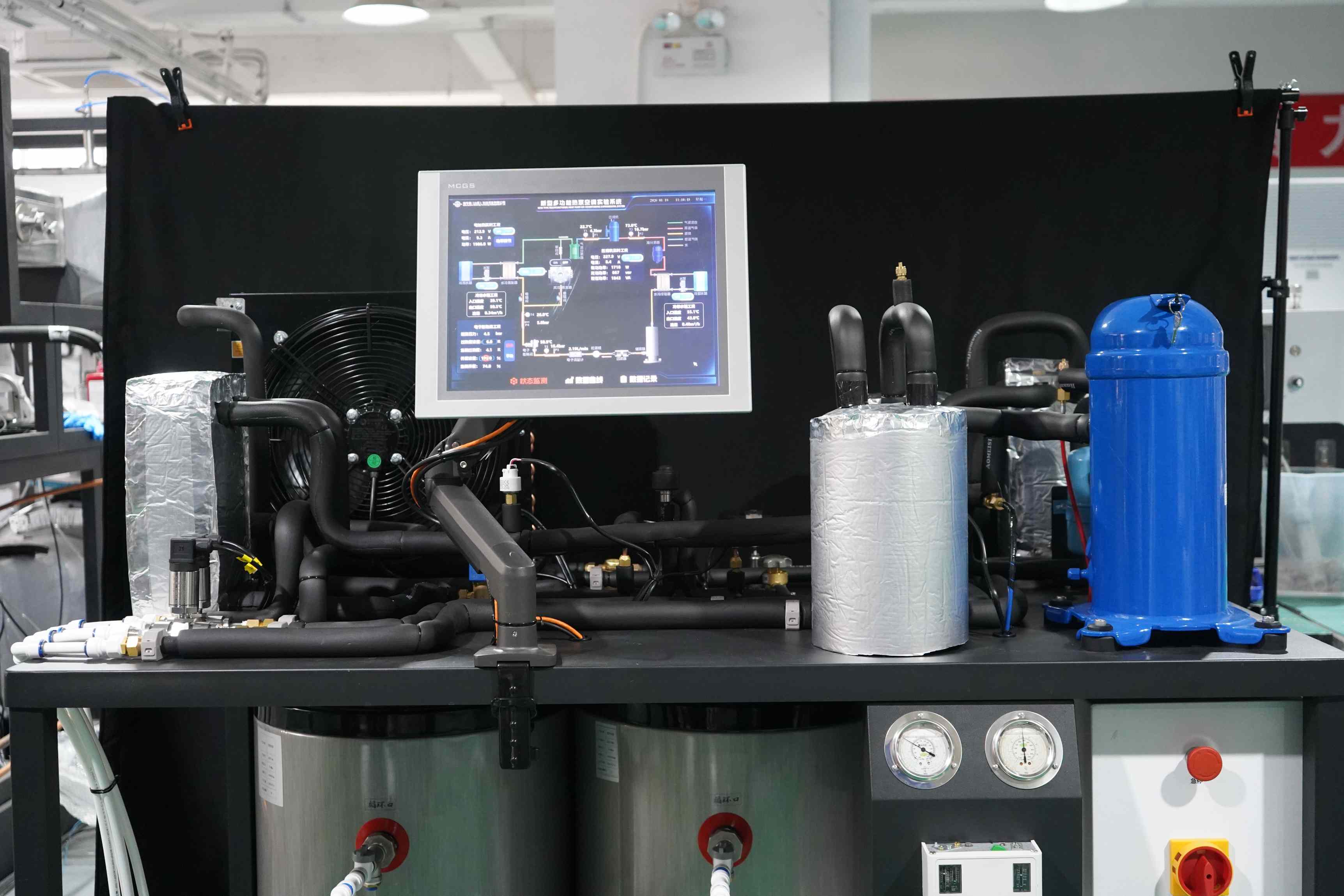 Sistema experimental de bomba de calor multifuncional de alta temperatura para educación en ingeniería energética 