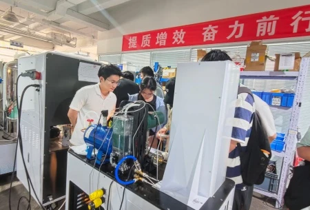 Estudiantes universitarios visitan MicroNewton para aprender e intercambiar t&eacute;cnicas sobre almacenamiento de energ&iacute;a